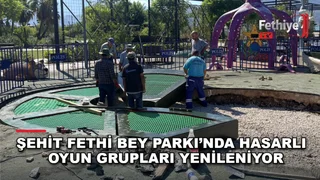 Fethiye Belediyesi Şehit Fethi Bey Parkı'nda çocuk oyun gruplarını onarıyor