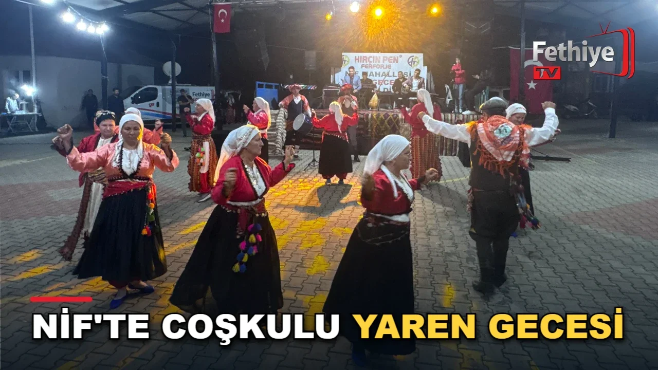 Nif Mahallesi'nde düzenlenen Memleket Türküleri programında sahne alan sanatçı ve mahalle sakinleri