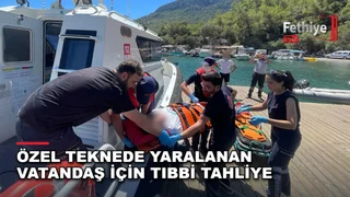 Fethiye açıklarında özel tekneden Sahil Güvenlik botuyla alınan yaralı, sağlık ekiplerine teslim edildi.