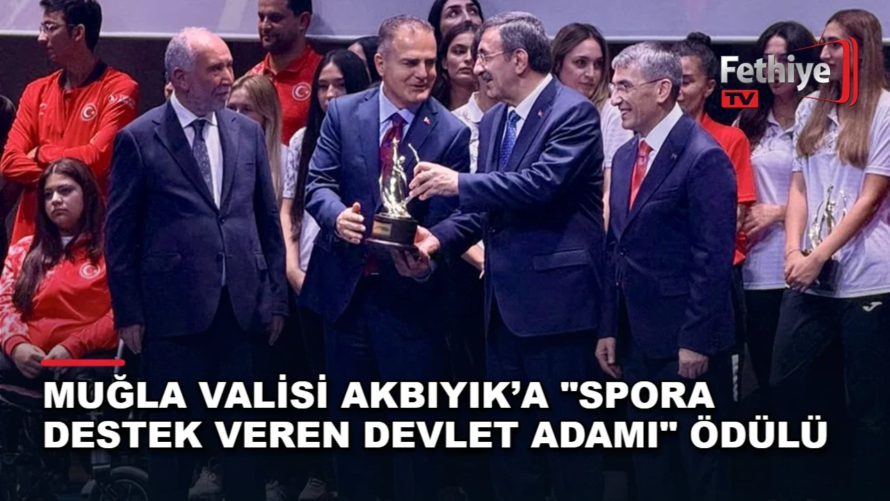 Muğla Valisi Dr. İdris Akbıyık, spora destek veren devlet adamı ödülünü törende aldı