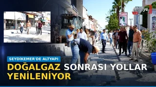 Seydikemer Belediye Başkanı Önder Akdenizli, doğalgaz çalışmaları sonrası yenilenen parke yollarda incelemelerde bulunuyor.