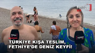 Fethiye Çalış Plajı'nda ekim sonunda denize giren vatandaşlar denizin tadını çıkardı