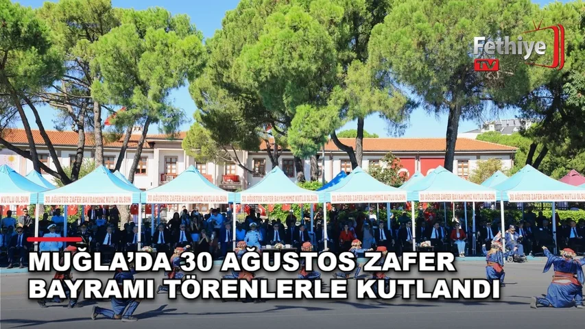 Menteşe Cumhuriyet Meydanı'ndaki törende Muğla Valisi İdris Akbıyık ve protokol üyeleri Zafer Bayramı'nı kutladı.