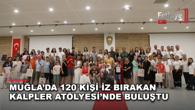 Muğla Büyükşehir Belediyesi etkinliğinde özel gereksinimli çocuklar aileleriyle tasarladıkları bez çantaları defilede sergiledi.