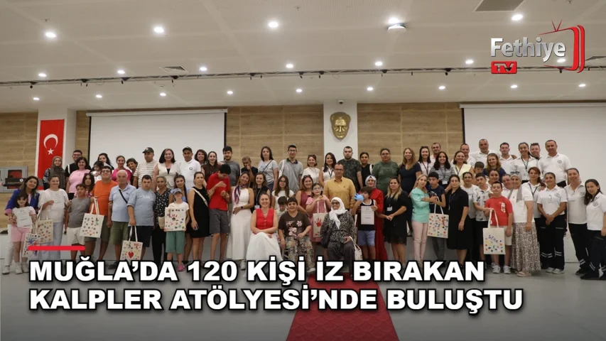 Muğla Büyükşehir Belediyesi etkinliğinde özel gereksinimli çocuklar aileleriyle tasarladıkları bez çantaları defilede sergiledi.