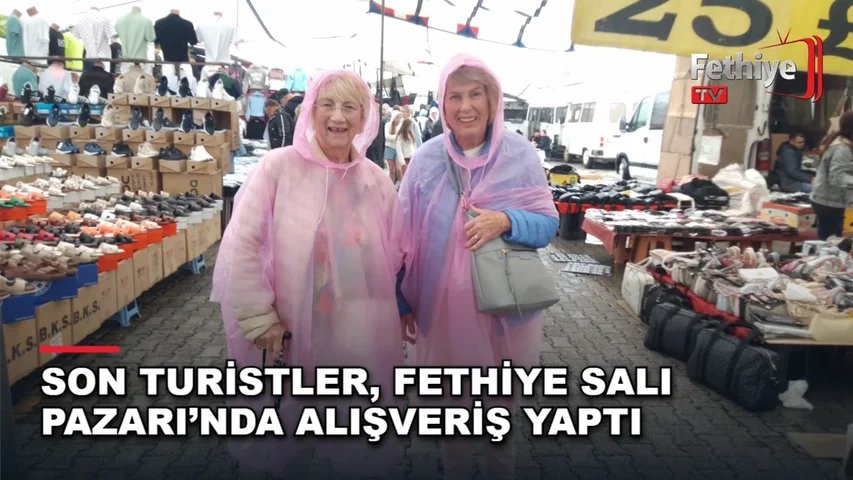 Fethiye Salı Pazarı'nda yağmur nedeniyle alışverişe yönelen turistler ve pazarcı esnafı