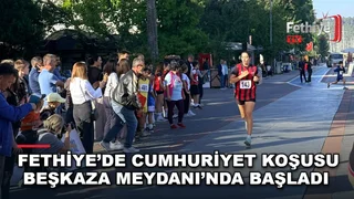 Fethiye Beşkaza Meydanı'nda düzenlenen Cumhuriyet Koşusu'na katılan vatandaşlar