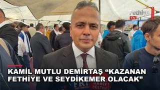 Fethiye Ticaret ve Sanayi Odası seçimlerinde oy kullanan Kamil Mutlu Demirtaş ve sandık başındaki vatandaşlar