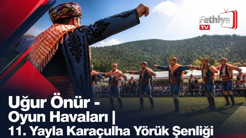 Uğur Önür sahnede şarkı söylerken seyirciler coşkuyla eşlik ediyor, şenlik alanı kalabalık.
