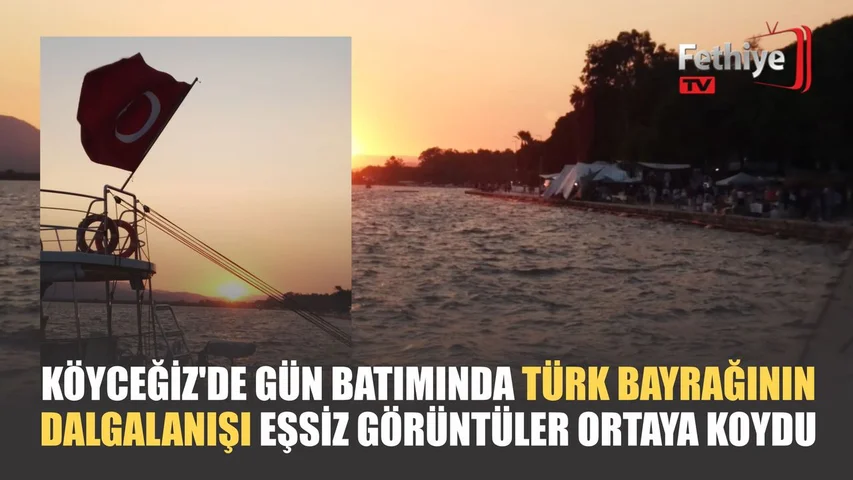 Köyceğiz Gölü'nde gün batımında tur teknesinde dalgalanan Türk bayrağı kızıl gökyüzüyle görsel şölen oluşturdu.