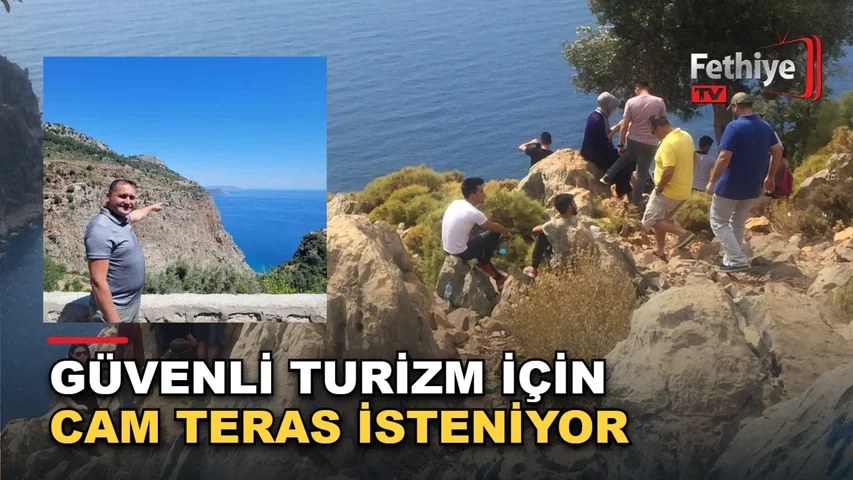 Fethiye Kelebekler Vadisi'nde uçurum kenarında manzarayı izleyen yerli ve yabancı turistler