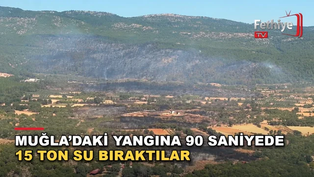 Menteşe'deki orman yangınına havadan müdahale eden uçaklar alevlerin üzerine su bırakıyor.