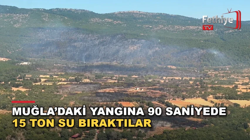 Menteşe'deki orman yangınına havadan müdahale eden uçaklar alevlerin üzerine su bırakıyor.