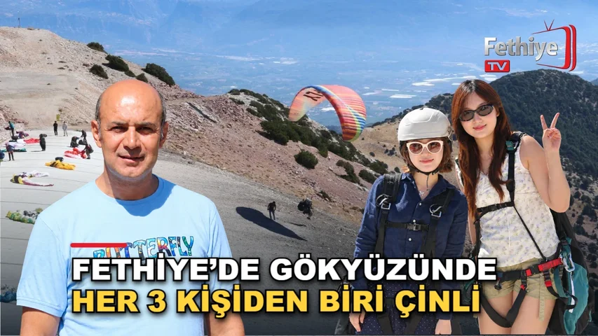 Babadağ’dan Ölüdeniz’e yamaç paraşütü uçuşu yapan turistler ve pilotlar