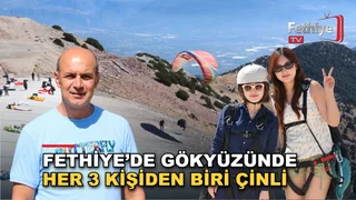 Babadağ’dan Ölüdeniz’e yamaç paraşütü uçuşu yapan turistler ve pilotlar