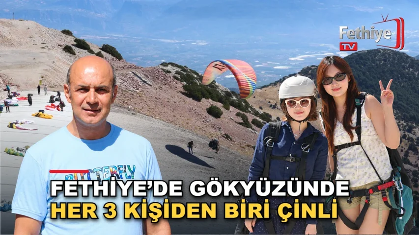 Babadağ’dan Ölüdeniz’e yamaç paraşütü uçuşu yapan turistler ve pilotlar