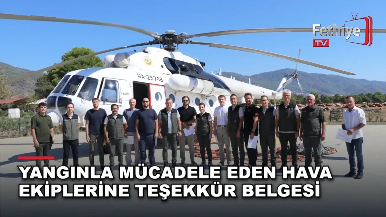Muğla Orman Bölge Müdürü Mustafa Ülküdür, hava aracı personeline teşekkür belgesi takdim etti