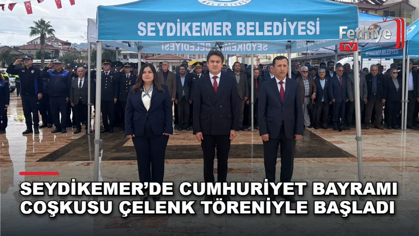 Seydikemer Kaymakamı Mustafa Dilekli ve protokol üyeleri Atatürk Anıtı önünde çelenk sundu