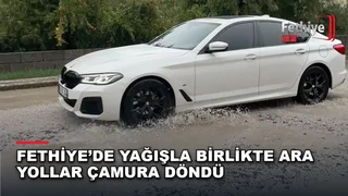 Fethiye'de yağış sonrası çamurlanan ve su biriken caddelerde sürücüler zor anlar yaşadı