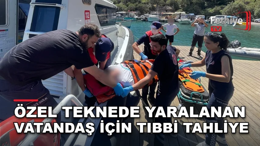 Fethiye açıklarında özel teknedeki yaralı, Sahil Güvenlik botuyla kıyıda bekleyen sağlık ekiplerine teslim edildi.