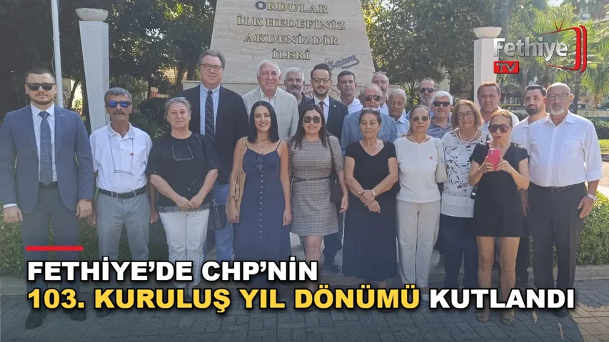 Fethiye Cumhuriyet Meydanı'nda CHP'nin 103. kuruluş yıl dönümü töreninde partililer ve vatandaşlar Atatürk Anıtı önünde toplandı.