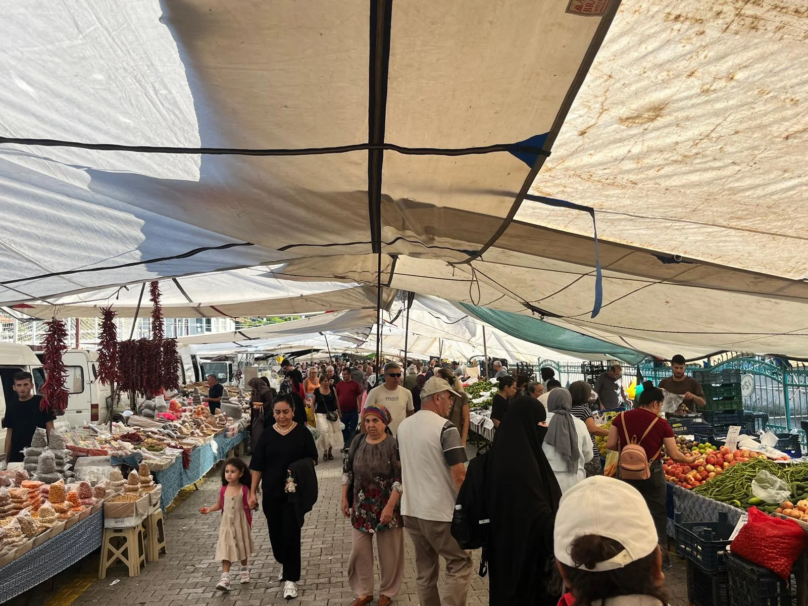 Fethiye Salı Pazarı’nda Turist Yoğunluğu