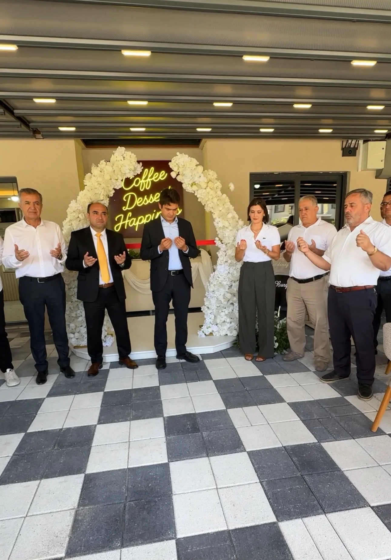 Pera Burger ve Lura Kafe Törenle Hizmete Açıldı