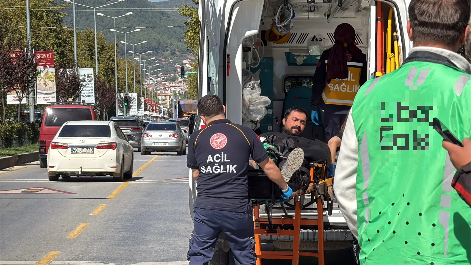Menteşe’de Kırmızı Işık İhlali İddiası: Motokurye Yaralandı