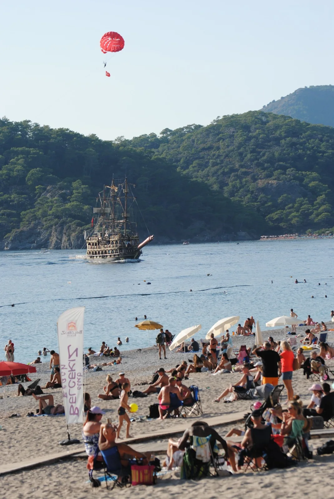 Fethiye’de Turistler Denize Girdi