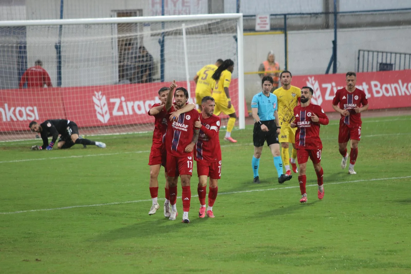 Fethiyespor-Eyüpspor Maçı Şiddetli Yağışa Takıldı