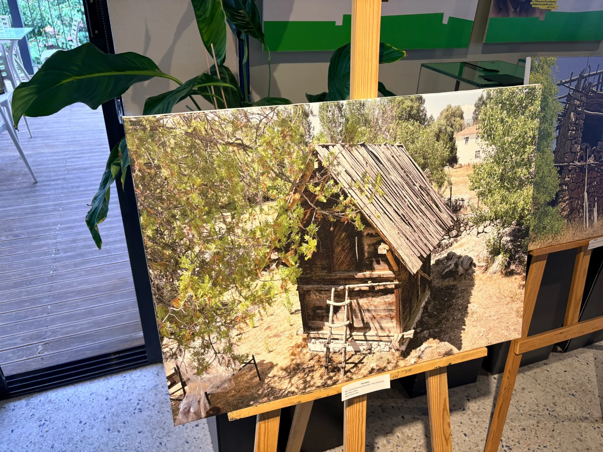 “Kayıp Fısıltılar, Yürüyen İzler” Sergisi Fethiye’de Devam Ediyor