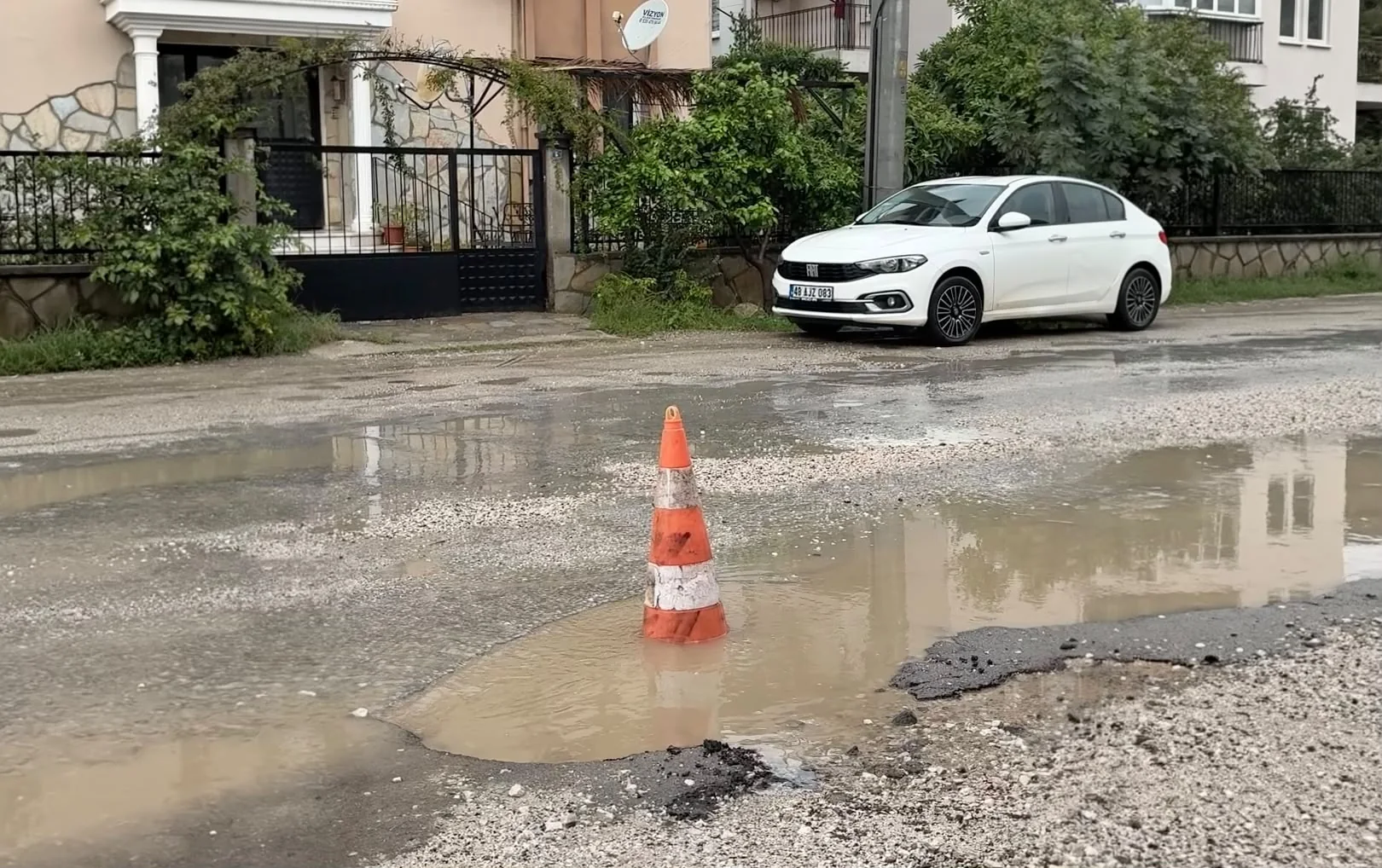 Fethiye’de Yağışla Birlikte Ara Yollar Çamura Döndü