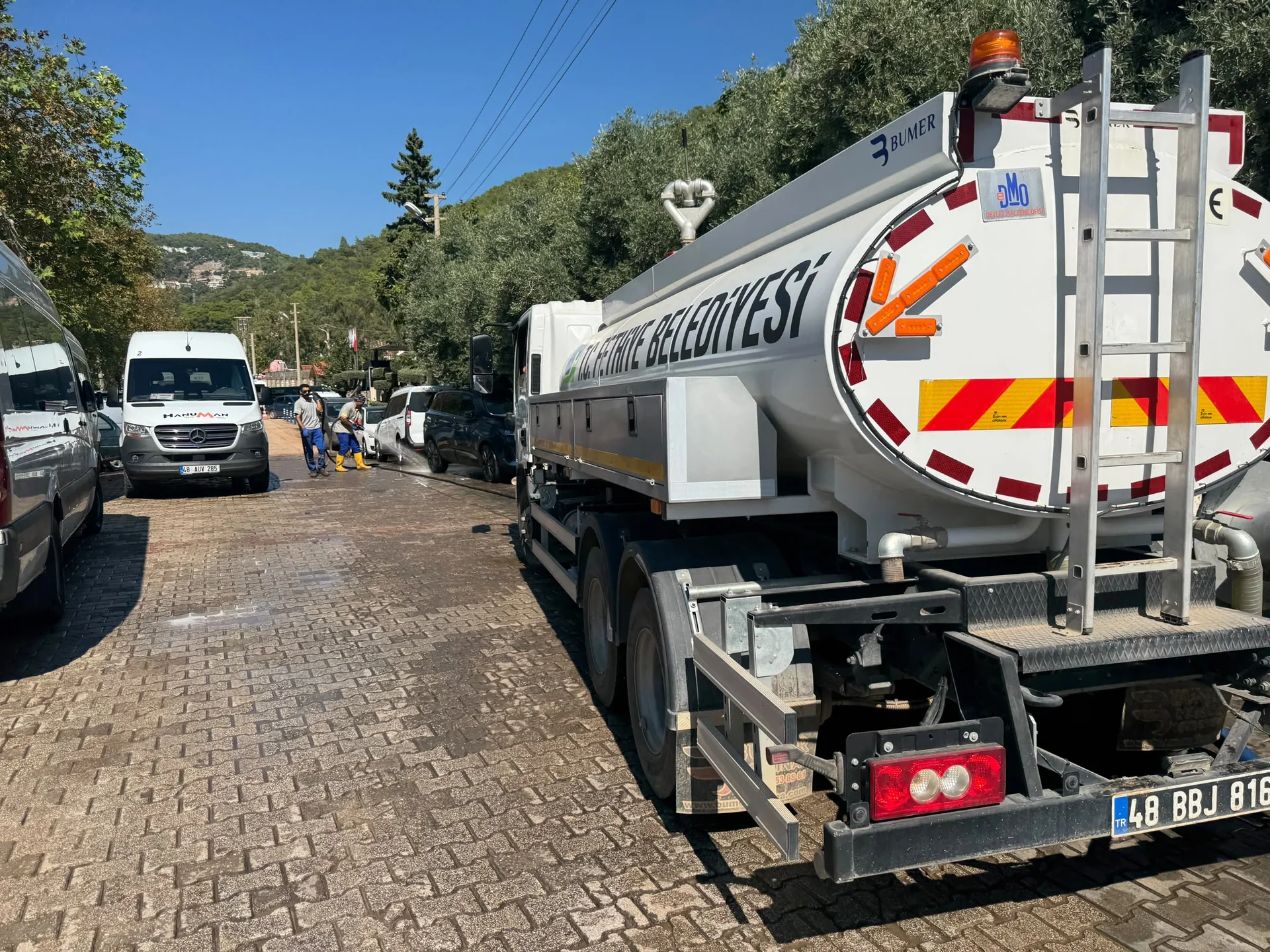 Ölüdeniz’de Yağış Sonrası Yollar Temizleniyor