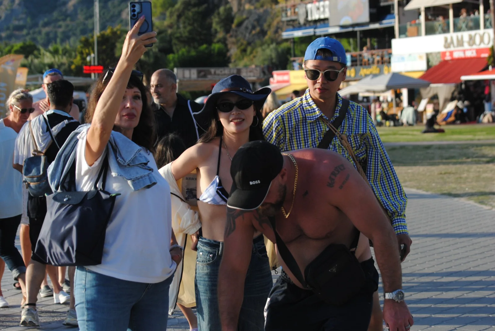 Fethiye’de Turistler Denize Girdi