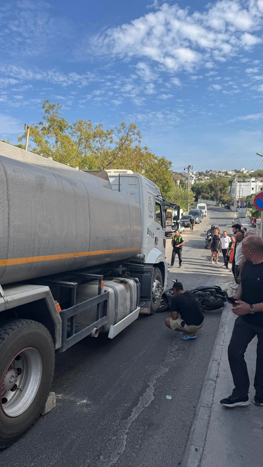 Motosiklet Kamyonun Altında Sıkıştı: Sürücü Yaralı Kurtarıldı