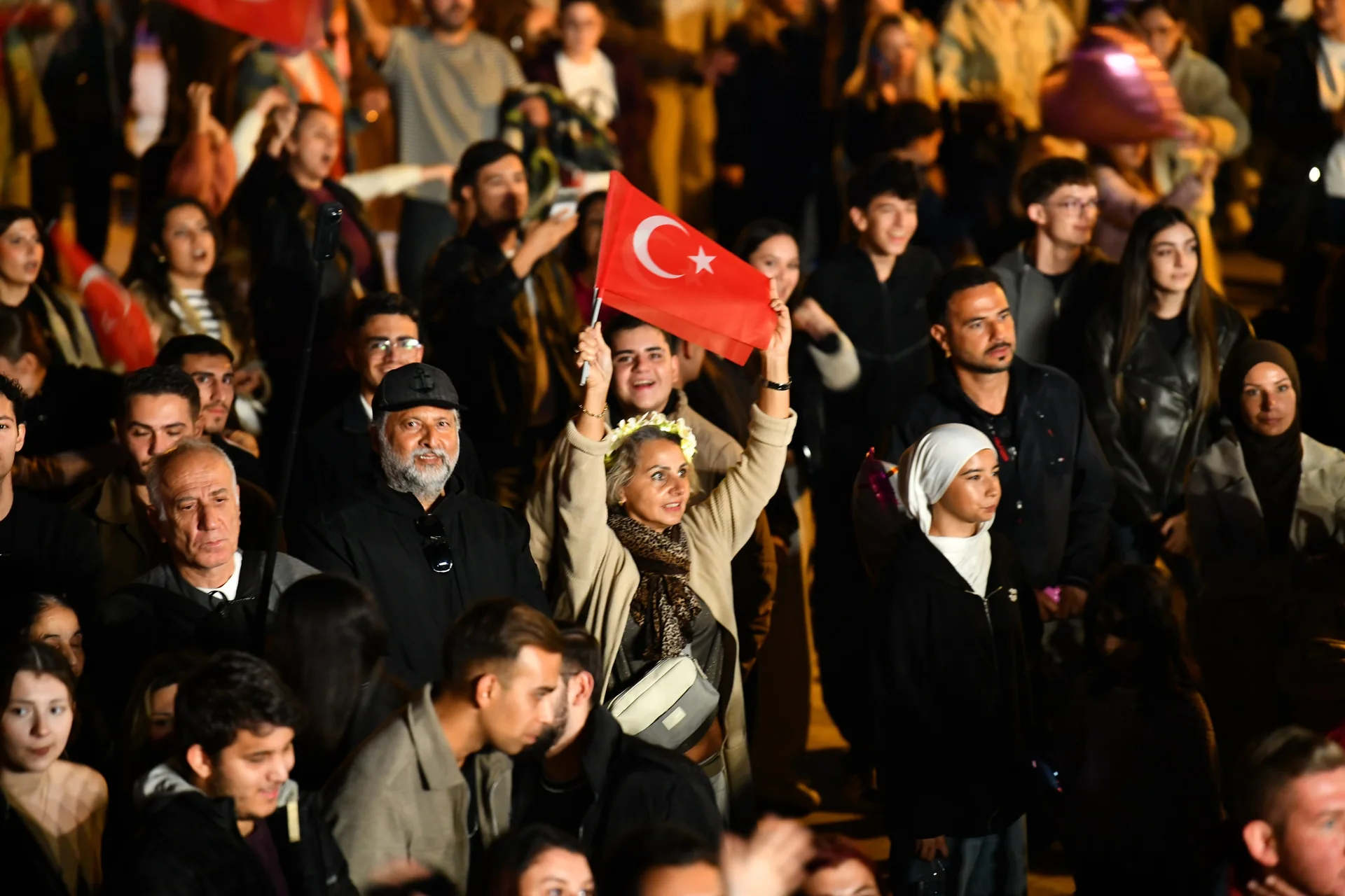 Fethiye’de Meydan Doldu Taştı! Derya Uluğ Sahne Aldı