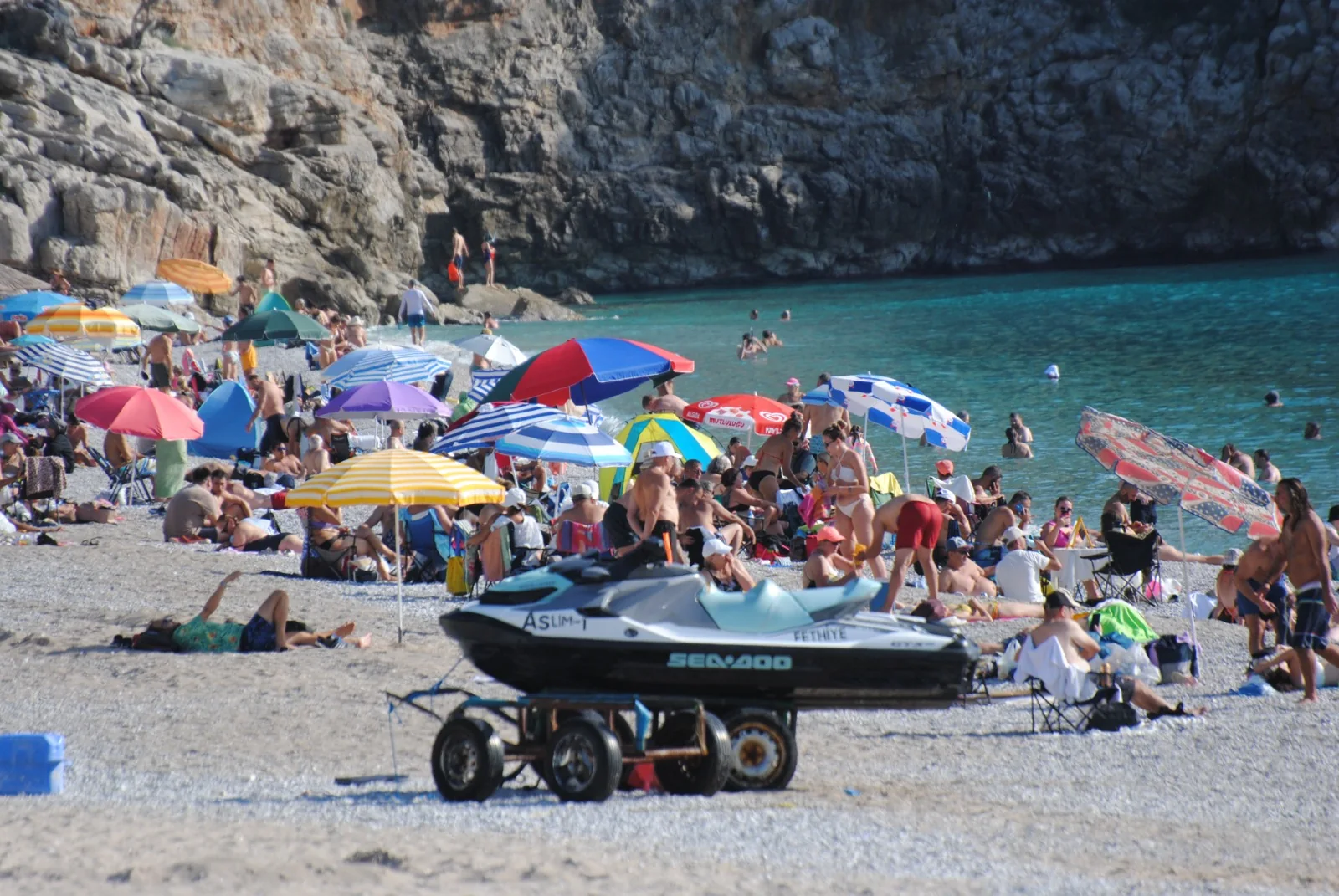 Fethiye’de Turistler Denize Girdi