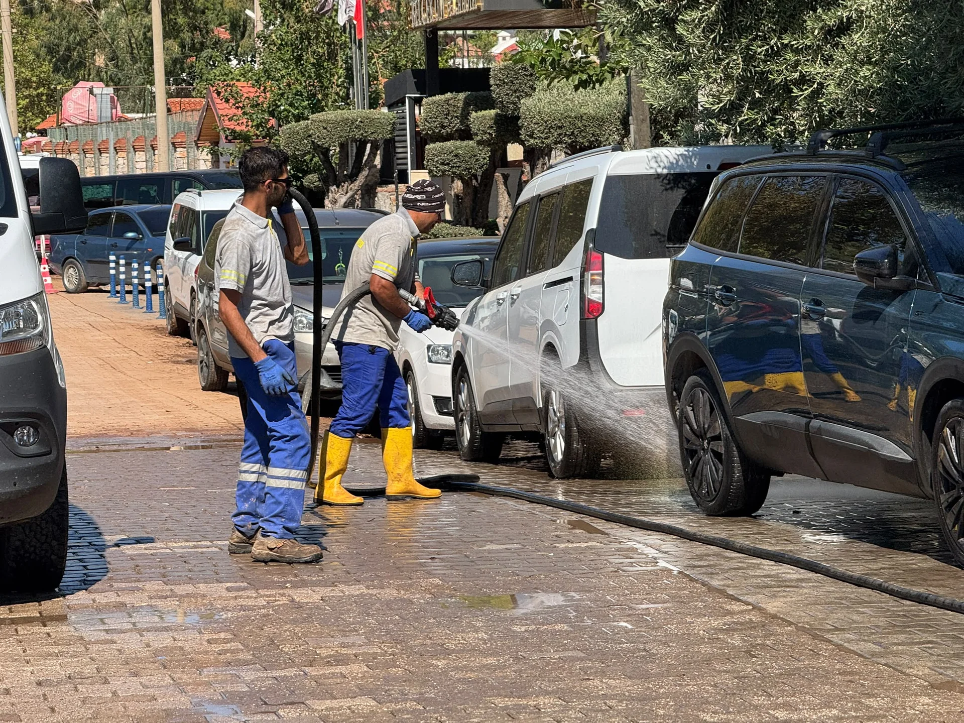 Ölüdeniz’de Yağış Sonrası Yollar Temizleniyor