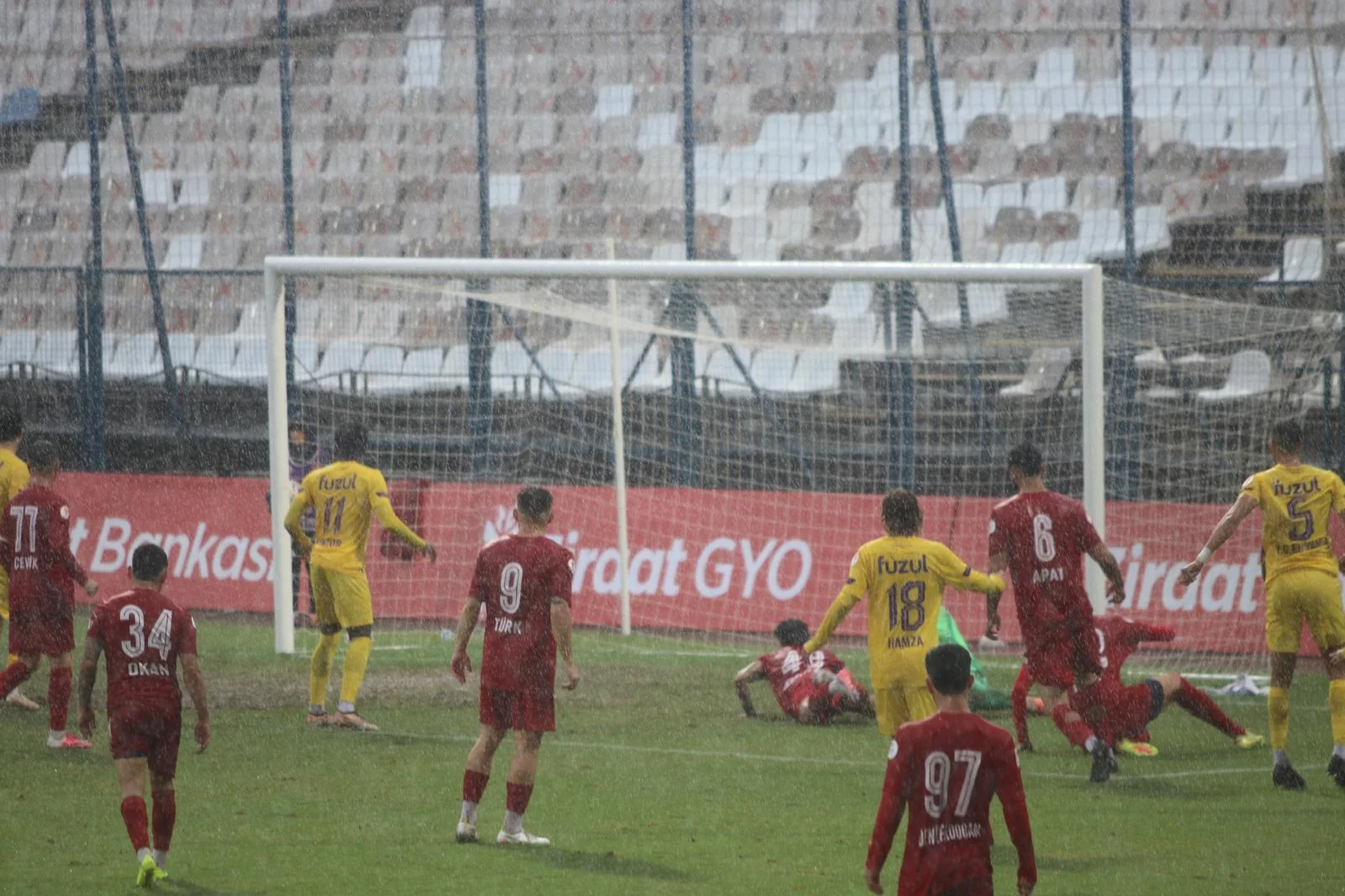 Fethiyespor-Eyüpspor Maçı Şiddetli Yağışa Takıldı