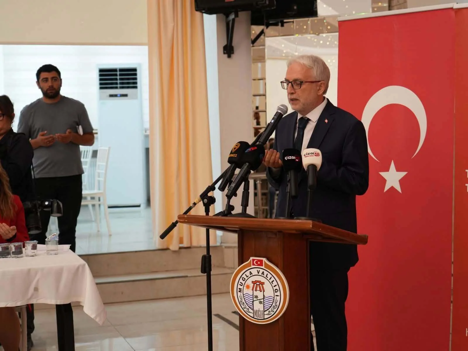 Vali Akbıyık’tan Yılın Ahisine Plaket