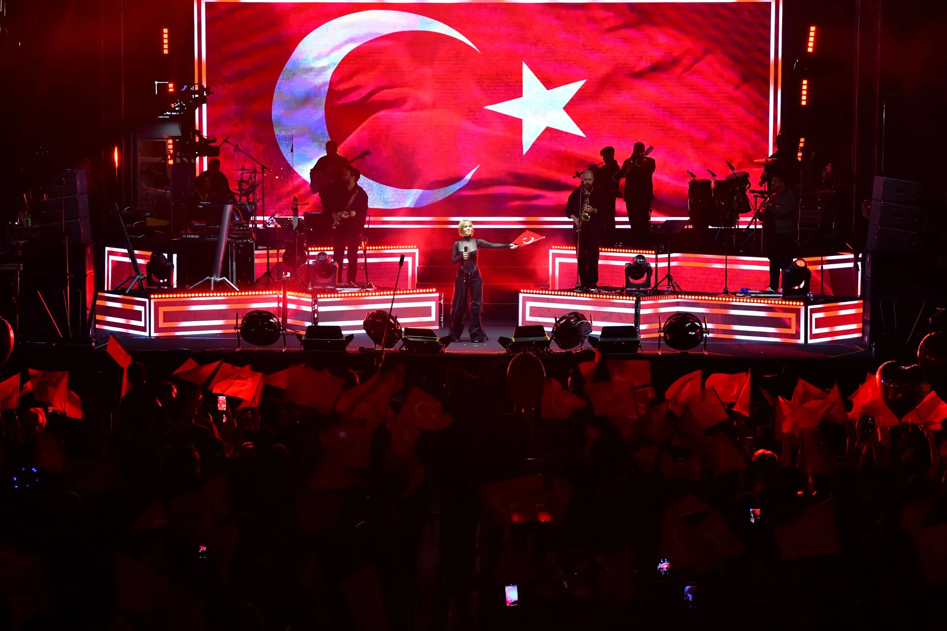 Fethiye’de Meydan Doldu Taştı! Derya Uluğ Sahne Aldı