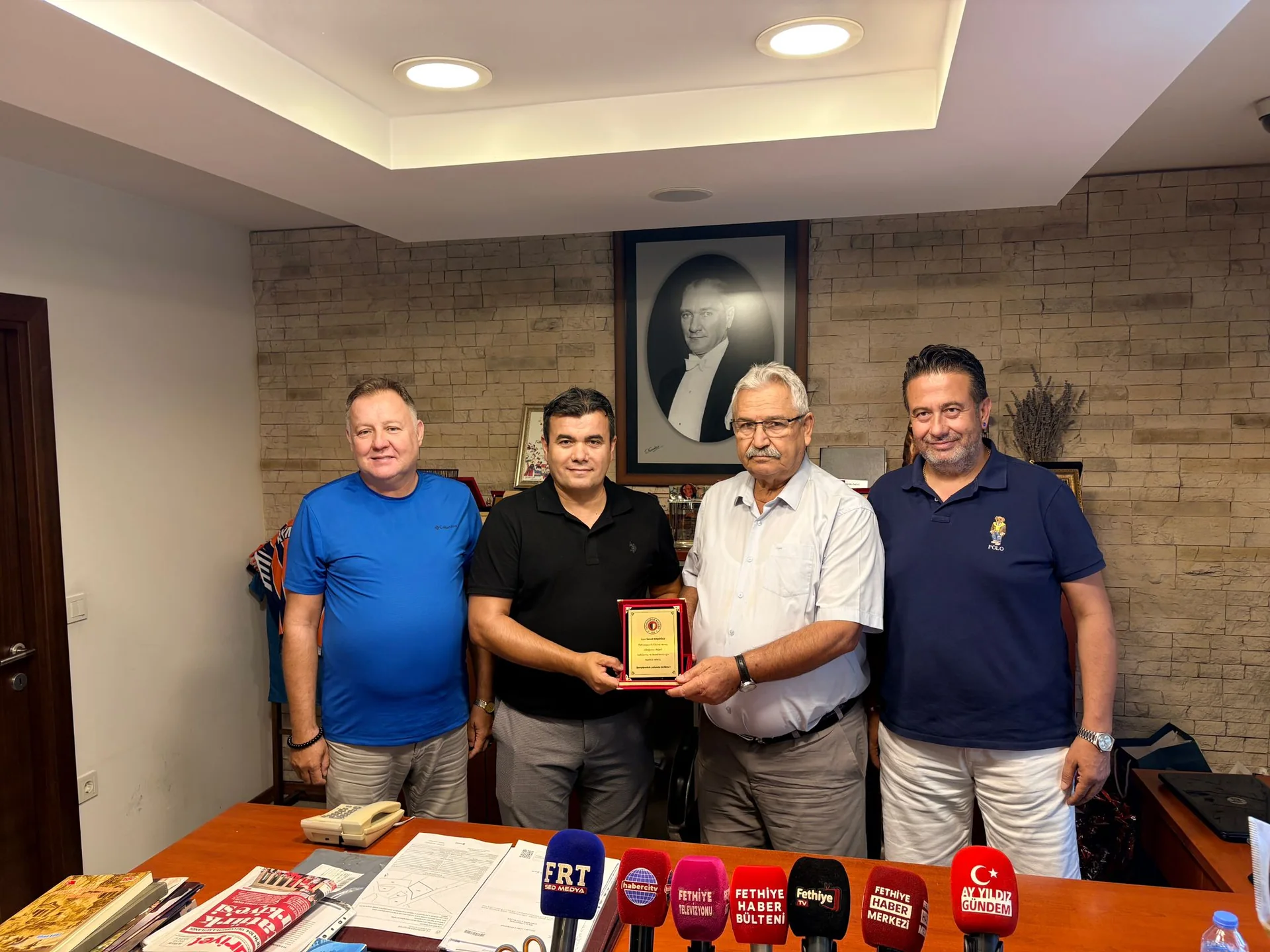 Fethiyespor’dan Lokman Hekim Esnaf Hastanesi’ne Teşekkür Plaketi
