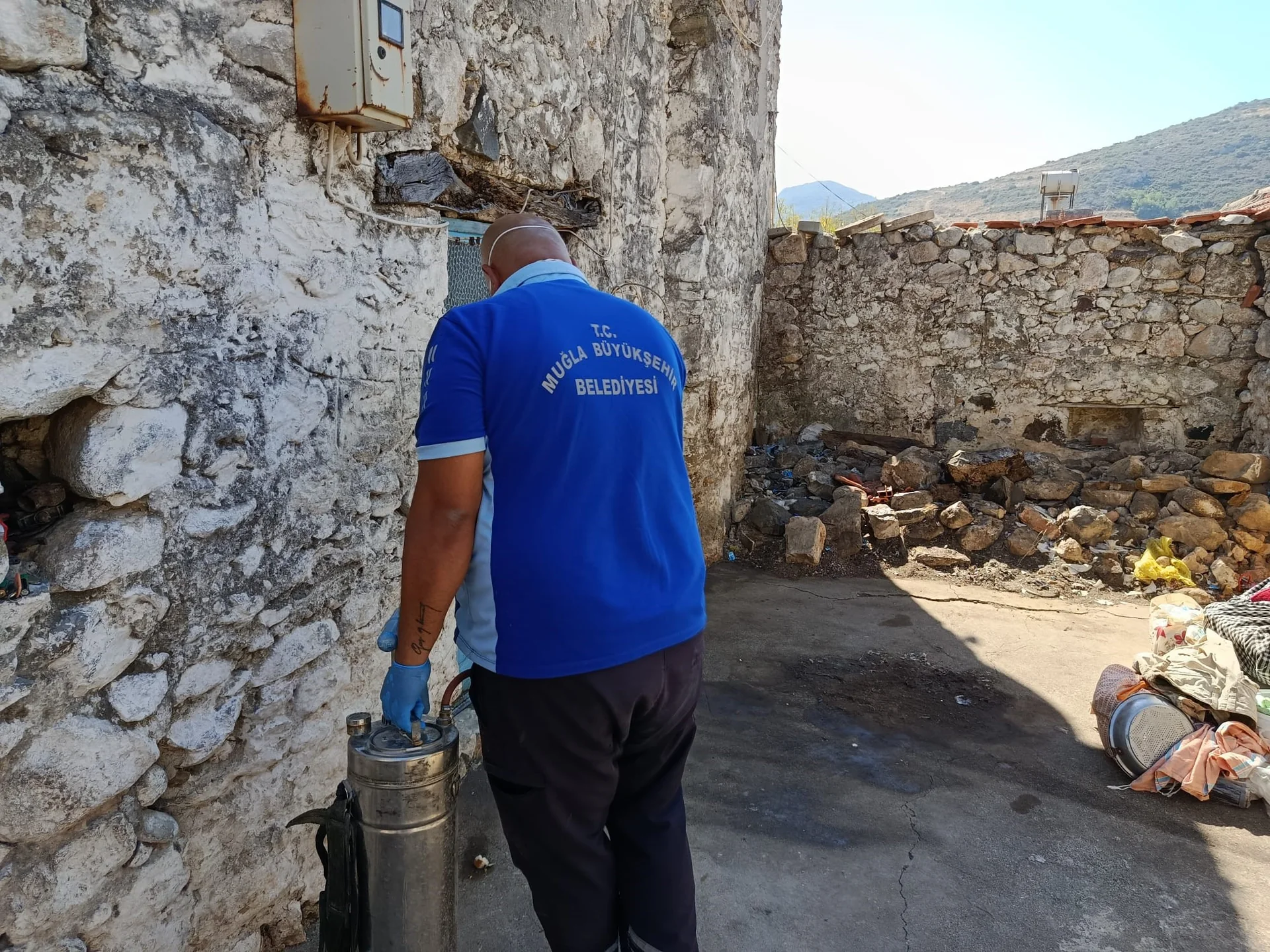 Kötü Kokuların Yayıldığı Çöp Evden 5 Ton Çöp Çıkarıldı