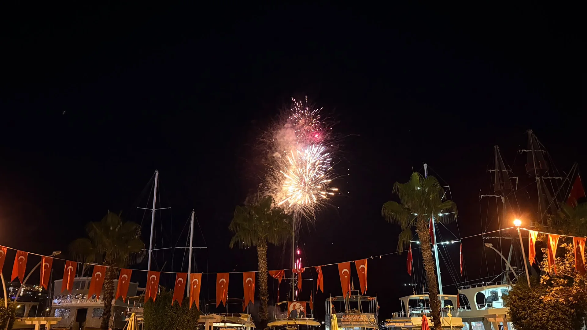 Fethiye’de Cumhuriyet Bayramı Coşkusu Sokaklara Taştı