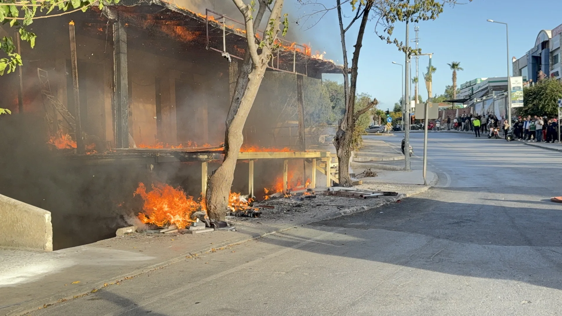 Bodrum’da Depo 15 Dakikada Küle Döndü! Geriye Molozlar Kaldı