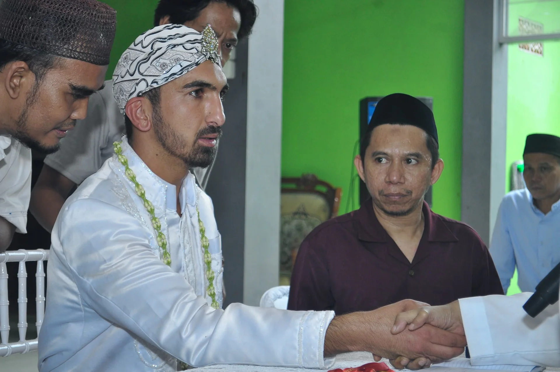 Seydikemerli Damat, Endonezyalı Gelinle Evlendi