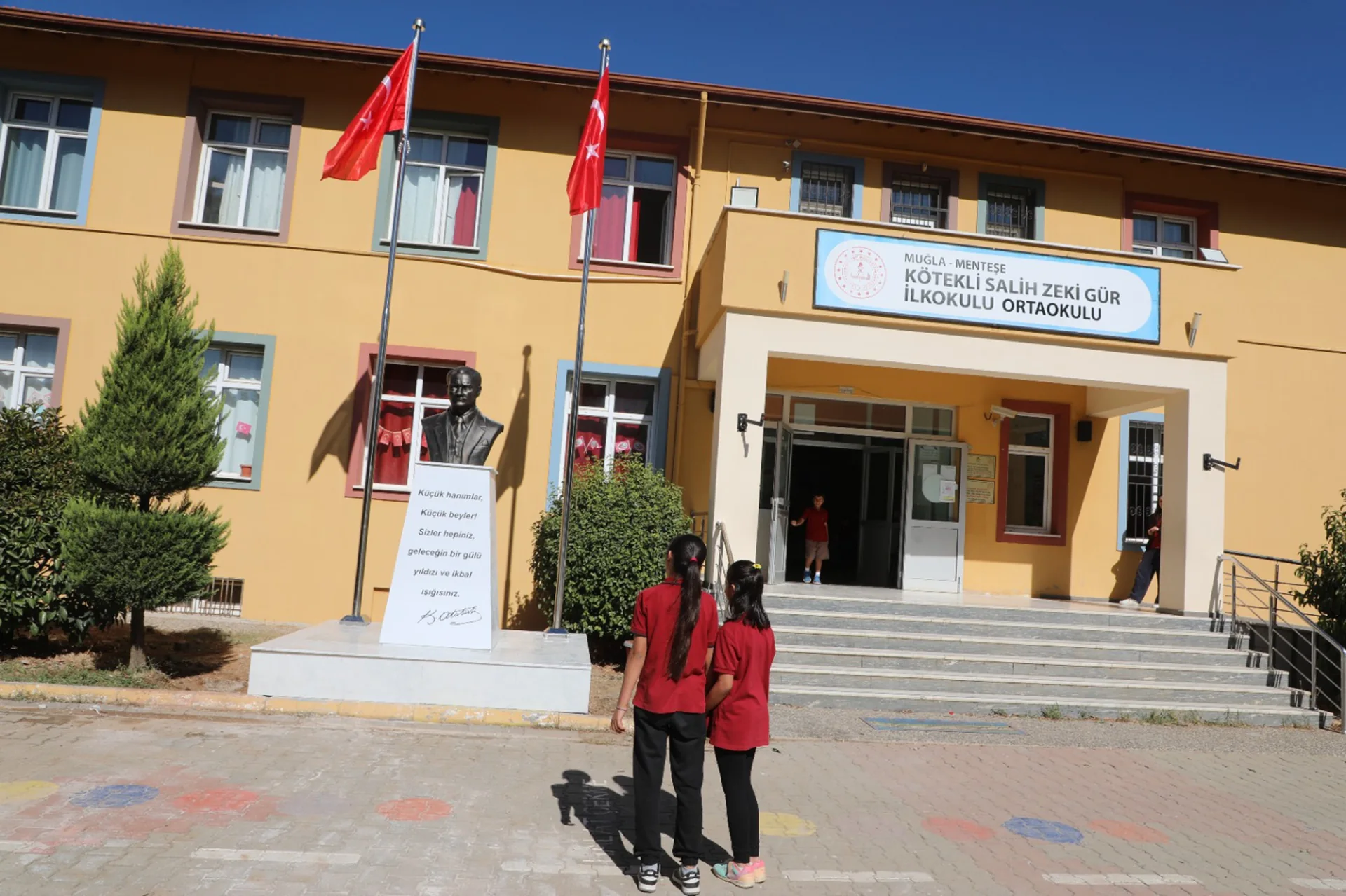 Zarar Verilen Atatürk Büstüne Hızlı Müdahale