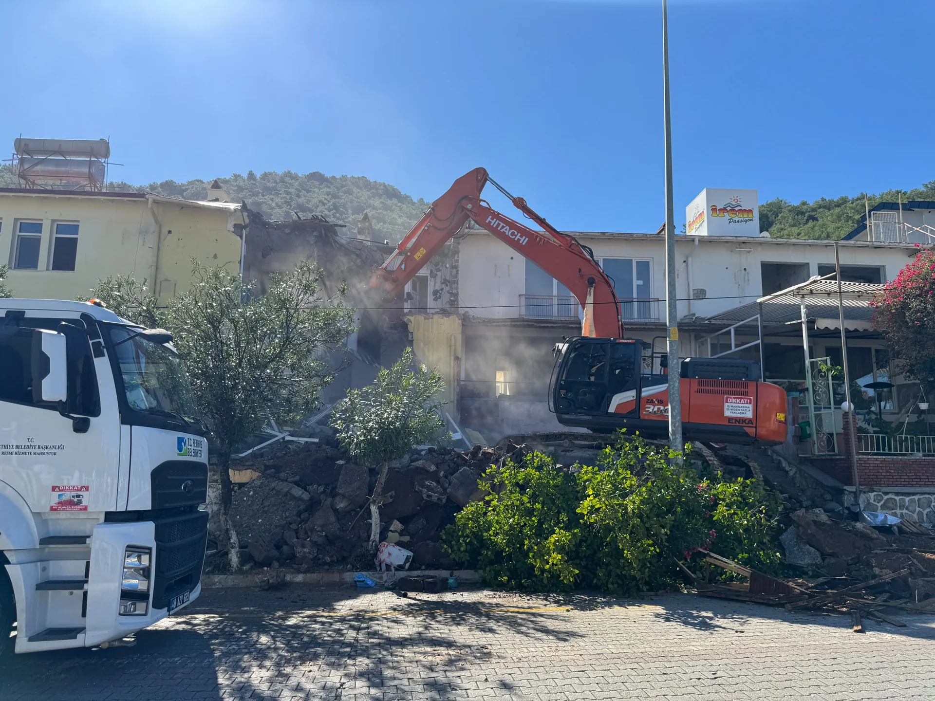 Fethiye’de Riskli 4 Bina Yıkıldı