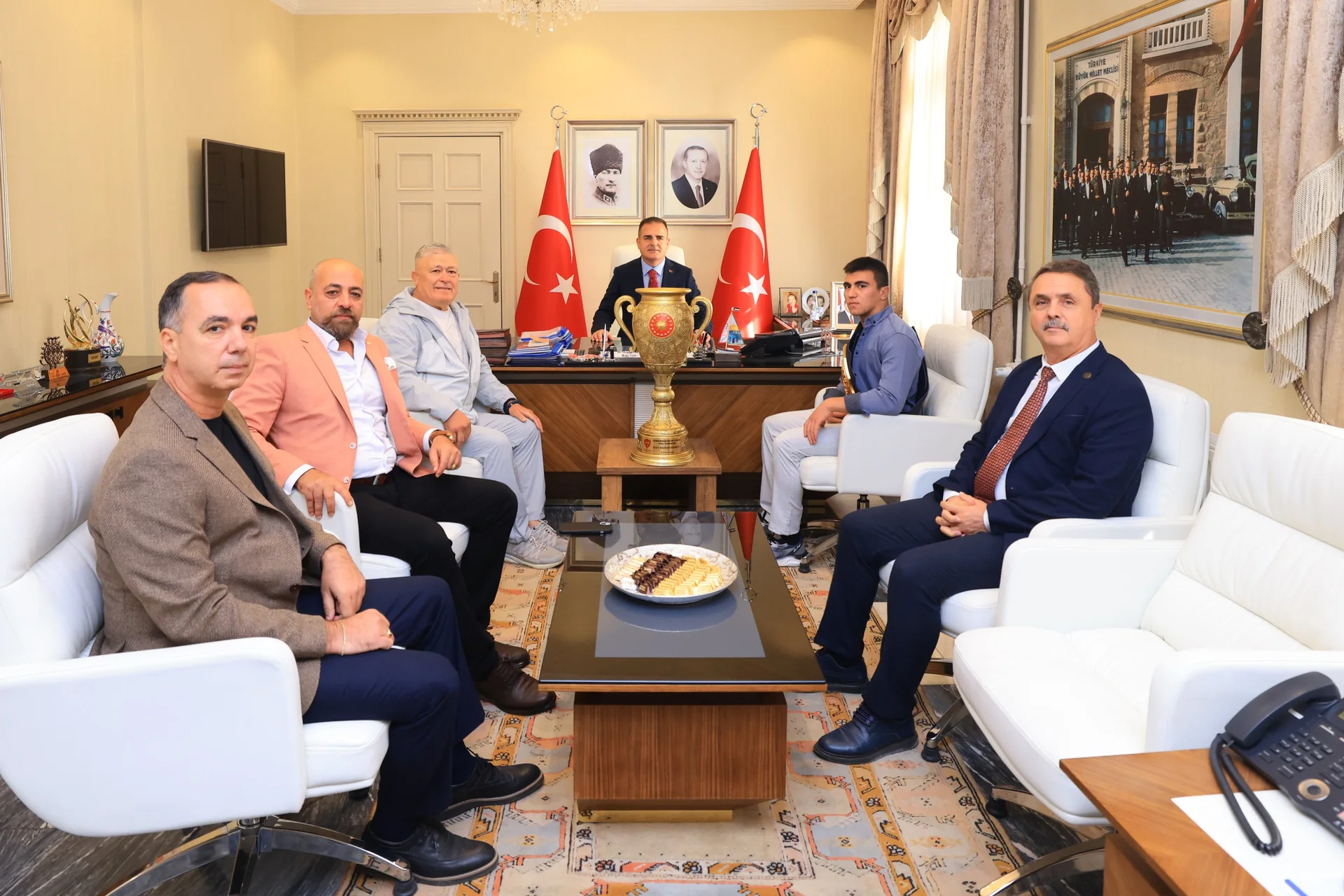 Genç Pehlivan Buğra, Vali Akbıyık’ı Ziyaret Etti