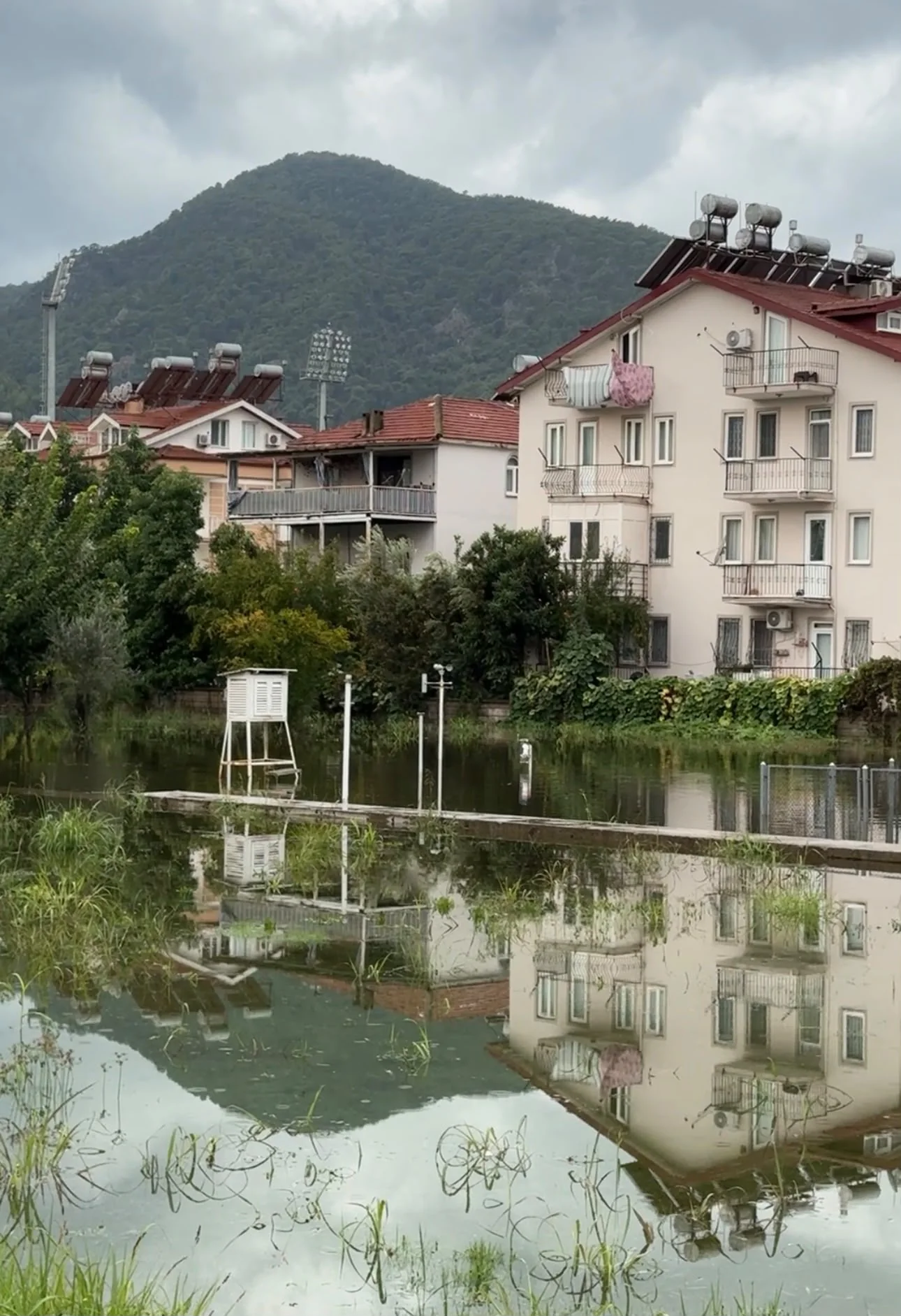 Fethiye’de Yağmuru Tahmin Eden Meteoroloji’nin Bahçesini Su Bastı!